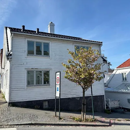 Romslig Og Velutstyrt Leilighet I Gamle Lägenhet